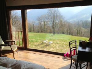 Habitación con ventana grande con vistas al campo en Maison de 4 chambres avec jardin clos et wifi a Boussenac, en Boussenac