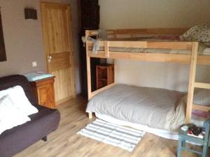 Двох'ярусне ліжко або двоярусні ліжка в номері Maison de 4 chambres avec jardin clos et wifi a Boussenac