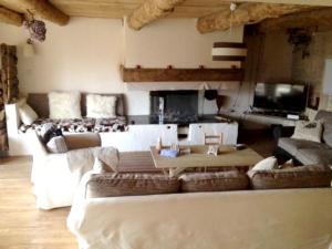 sala de estar con sofá y mesa en Maison de 4 chambres avec jardin clos et wifi a Boussenac, en Boussenac