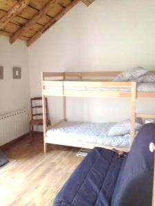 1 dormitorio con 2 literas y sofá en Maison de 4 chambres avec jardin clos et wifi a Boussenac, en Boussenac