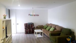 Posezení v ubytování Comfortable Apartment in Roda de Berà - 58 m² - Garden