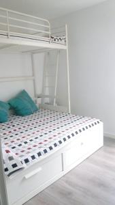 Postel nebo postele na pokoji v ubytování Comfortable Apartment in Roda de Berà - 58 m² - Garden