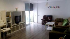 TV a/nebo společenská místnost v ubytování Comfortable Apartment in Roda de Berà - 58 m² - Garden