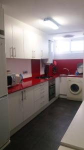 Kuchyň nebo kuchyňský kout v ubytování Comfortable Apartment in Roda de Berà - 58 m² - Garden
