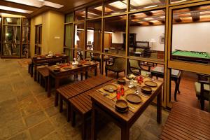 uma sala de jantar com mesas e uma mesa de bilhar em Sinclairs Darjeeling em Darjeeling