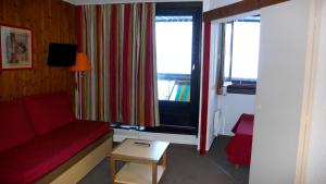 Televisyen dan/atau pusat hiburan di Appartement cosy Saint-Martin 32m² vue montagne
