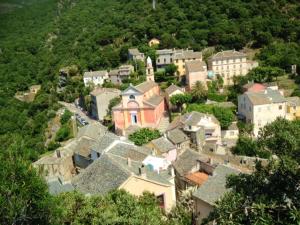 una vista aérea de una pequeña ciudad con casas en Maison confortable avec vue sur la mer et la montagne à Oletta., en Oletta