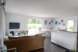 a living room with a couch and a table at Villa spacieuse à Arès avec piscine privée et jacuzzi in Arès