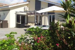 Afbeelding uit fotogalerij van Villa de 5 chambres avec piscine privee jacuzzi et wifi a Ares a 1 km de la plage in Arès