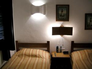 Postel nebo postele na pokoji v ubytování 2 bedrooms house at Albufeira 400 m away from the beach with furnished garden