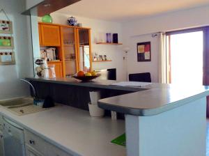Una cocina o zona de cocina en 2 bedrooms apartement with sea view furnished terrace and wifi at Palamos