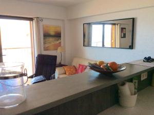 Ein Sitzbereich in der Unterkunft 2 bedrooms apartement with sea view furnished terrace and wifi at Palamos