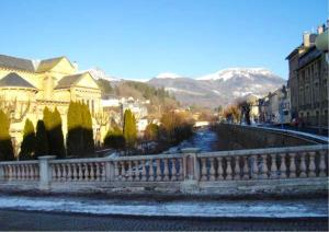 ラ・ブルブールにあるAppartement d'une chambre avec vue sur la ville jardin clos et wifi a La Bourbouleの山間の川橋