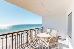 balcón con mesa, sillas y vistas al océano en Island Echos 7th Floor Condos, en Fort Walton Beach