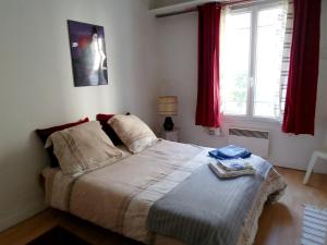 Maison d'une chambre avec jardin clos et wifi a Montreuilにあるベッド