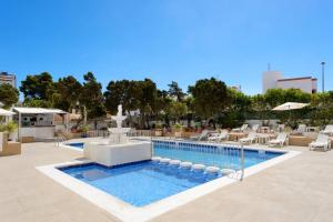 One bedroom apartement with sea view shared pool and furnished balcony at Sant Josep de sa Talaia游泳池或附近泳池