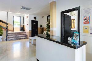 One bedroom apartement with sea view shared pool and furnished balcony at Sant Josep de sa Talaia大廳或接待區