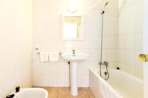 ห้องน้ำของ One bedroom apartement with sea view shared pool and furnished balcony at Sant Josep de sa Talaia