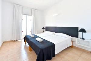 Cama ou camas em um quarto em One bedroom apartement with sea view shared pool and furnished balcony at Sant Josep de sa Talaia