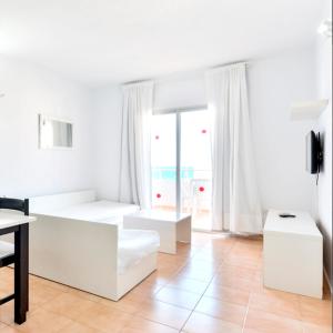 Uma área de estar em One bedroom apartement with sea view shared pool and furnished balcony at Sant Josep de sa Talaia