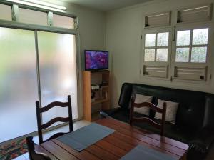 TV a/nebo společenská místnost v ubytování Appartement charmant au Lamentin avec terrasse et jardin, 46 m²
