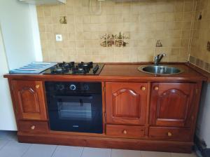 Kuchyň nebo kuchyňský kout v ubytování Appartement charmant au Lamentin avec terrasse et jardin, 46 m² + 3 fotografie