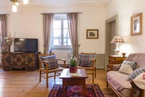 - un salon avec un canapé et une télévision dans l'établissement Maison de 2 chambres avec wifi a Kientzheim, à Kientzheim