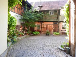 una calle adoquinada frente a una casa en Maison de 2 chambres avec wifi a Kientzheim, en Kientzheim