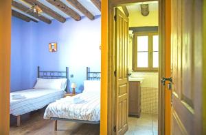 - une chambre avec 2 lits et une porte menant à une pièce dans l'établissement 2 bedrooms house with balcony and wifi at Belsierre, à Belsierre