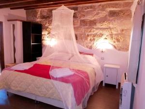 سرير أو أسرّة في غرفة في One bedroom appartement with wifi at Cinisi