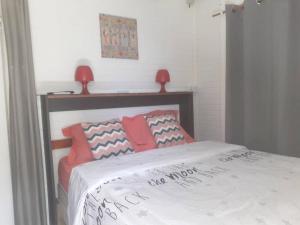 Cama o camas de una habitación en Bungalow de 3 chambres avec piscine privee jardin clos et wifi a Trois Rivieres