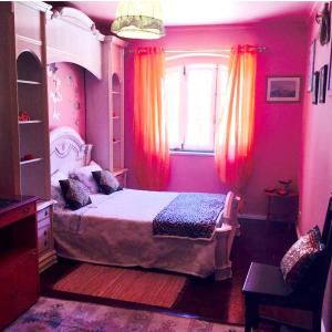 מיטה או מיטות בחדר ב-One bedroom apartement with shared pool furnished balcony and wifi at Sintra 3 km away from the beach