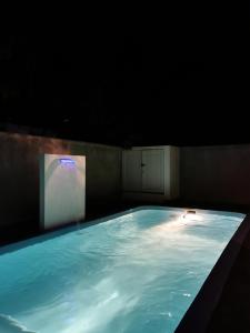 בריכת השחייה שנמצאת ב-3 bedrooms villa with sea view private pool and enclosed garden at Albion או באזור