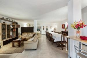 uma grande sala de estar com um sofá e uma mesa em 3 bedrooms apartement with private pool jacuzzi and enclosed garden at Fabrica di Roma em Fabrica di Roma