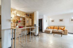 a living room with a bar and a couch at 3 bedrooms apartement with private pool jacuzzi and enclosed garden at Fabrica di Roma in Fabrica di Roma