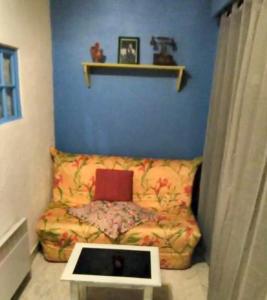 ein Wohnzimmer mit einem Sofa und einem Tisch in der Unterkunft Appartement d'une chambre avec jardin amenage a Amelie les Bains Palalda in Amélie-les-Bains-Palalda