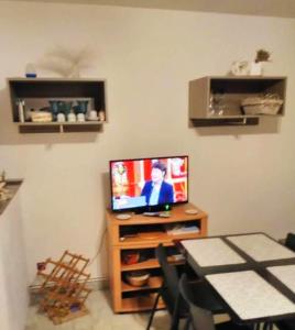 ein Wohnzimmer mit einem TV auf einem Holztisch in der Unterkunft Appartement d'une chambre avec jardin amenage a Amelie les Bains Palalda in Amélie-les-Bains-Palalda