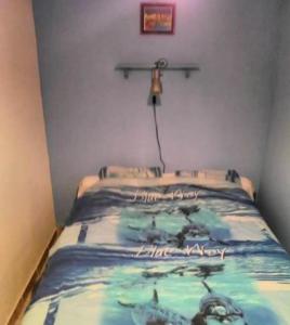 ein Schlafzimmer mit einem Bett mit einem Bild an der Wand in der Unterkunft Appartement d'une chambre avec jardin amenage a Amelie les Bains Palalda in Amélie-les-Bains-Palalda