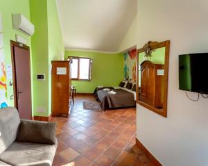 Televisi dan/atau pusat hiburan di 8 bedrooms villa with private pool enclosed garden and wifi at Segni