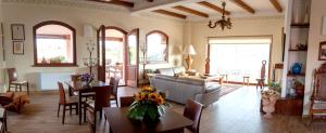un soggiorno con divano, tavoli e sedie di 8 bedrooms villa with private pool enclosed garden and wifi at Segni a Colleferro