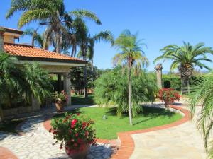 Um jardim em 2 bedrooms apartement at Lago 400 m away from the beach with shared pool enclosed garden and wifi