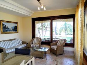 Uma área de estar em 2 bedrooms apartement at Lago 400 m away from the beach with shared pool enclosed garden and wifi