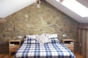 Łóżko lub łóżka w pokoju w obiekcie Maison de 5 chambres avec jardin amenage et wifi a La Llagonne a 6 km des pistes