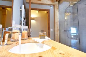 ein Badezimmer mit Waschbecken und Dusche in der Unterkunft Maison spacieuse à La Llagonne avec vue montagne in La Llagonne + 49 Fotos