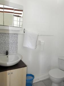 Un baño de Studio charmant à Le Robert - 17 m² avec Piscine partagée