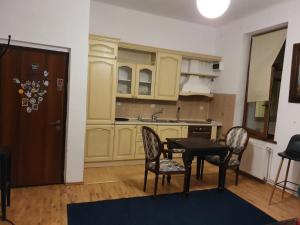 Virtuvė arba virtuvėlė apgyvendinimo įstaigoje Apartament Roma