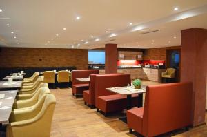 ein Restaurant mit Tischen und Stühlen und einer Bar in der Unterkunft Aparthotel Jägerhaus in Willingen