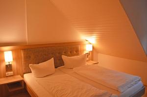 Ein Bett oder Betten in einem Zimmer der Unterkunft Aparthotel Jägerhaus