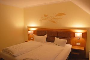 Ein Bett oder Betten in einem Zimmer der Unterkunft Aparthotel Jägerhaus