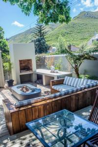 Foto dalla galleria di Seven on Flora- Hot Tub, Modern with amazing outside area a Hermanus